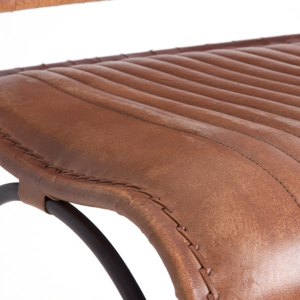 detalle de silla exclusiva de estilo industrial tapizada en cuero