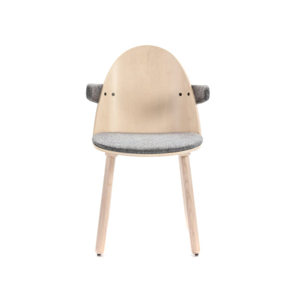 silla de madera antural con reposabrazos y asiento tapizados en gris