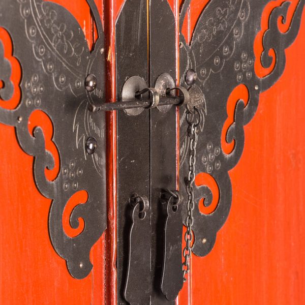 Armario oriental elaborado artesanalmente en madera de olmo reciclado en color rojo anaranjado