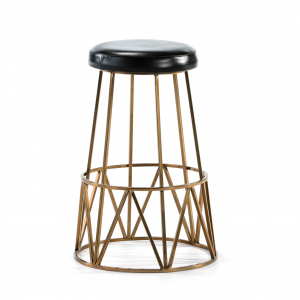 Taburete alto de estructura cónica con detalles geométricos fabricada en metal acabado dorado. Asiento circular tapizado en polipiel de color negro.