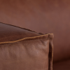 Sofá de estilo vintage de estructura fabricada en madera y tapizado en cuero marrón