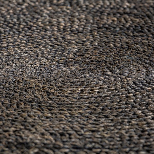 Detalle de alfombra circular negra elaborada de cáñamo