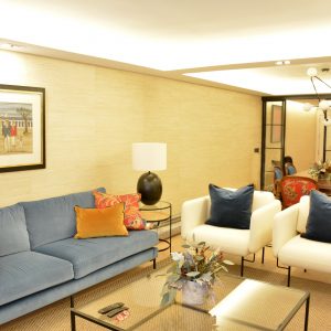 mobiliario moderno para salón en Zaragoza sofá azul y sillones blancos