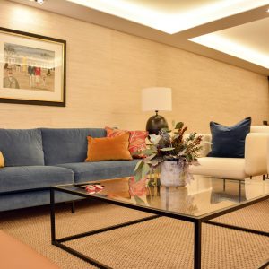 mobiliario moderno para salon en Zaragoza sofá azul y sillones blancos