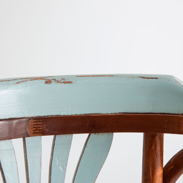 Detalle Silla elaborada con madera de abedul, con su asiento en ratán, el respaldo en azul clarito