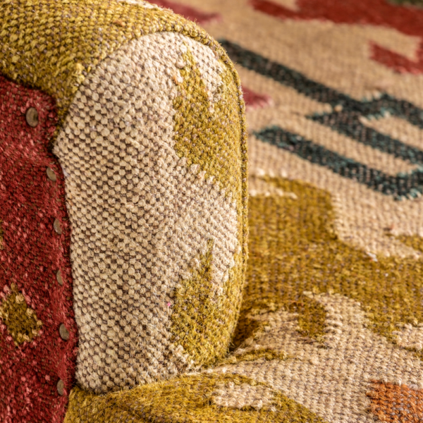 detalle de tela de yute de un Sillón de estilo boho bohemio en colores claros estampados con motivos geométricos